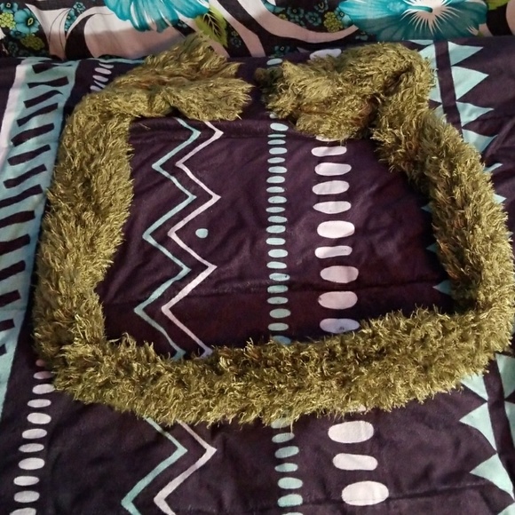 Green scarf - Picture 3 of 4